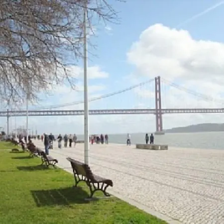 Charming, Sunny With Beautiful River View + Free Street Parking + Ac Lissabon