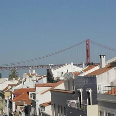 Lägenhet Charming, Sunny With Beautiful River View + Free Street Parking + Ac Lisboa
